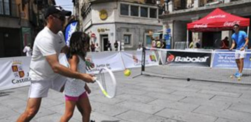 Niños de todas las edades se divirtieron jugando con los dos monitores del CD de Tenis de El Espinar.  / Alberto Benavente