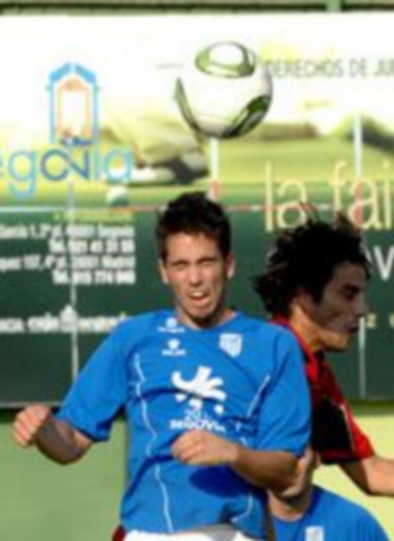 Dos jugadas de unos partidos del Unami (a la izquierda) y de la Gimnástica Segoviana B de esta temporada. / A.B / J.M.