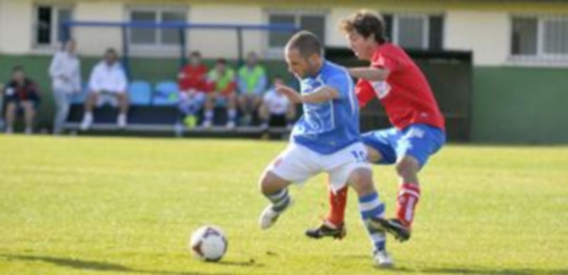 El granjeño Iván  deja atrás a un rival del Numancia B en una jugada de ataque del equipo de casa. / Alberto Benavente