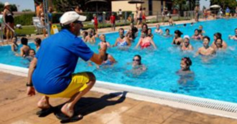 Los usuarios de la piscina municipal
