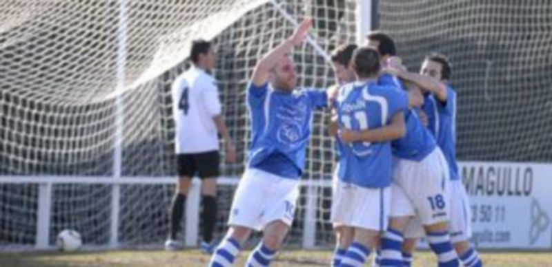 Los jugadores del CD La Granja se abrazan con Lamas tras conseguir el jugador granjeño el gol que significó el 1-0 y le dio los tres puntos al conjunto segoviano. / Alberto Benavente
