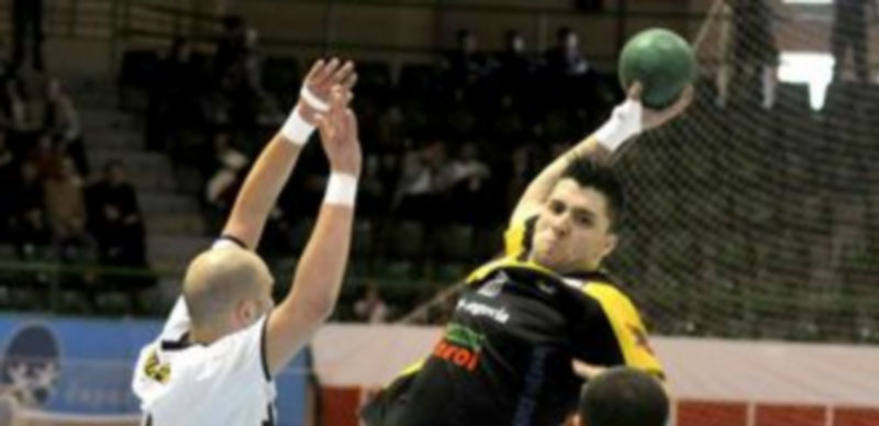 Roberto Pérez intenta el lanzamiento a portería en la fase de ascenso jugada en el Pedro Delgado./ Alberto Benavente.