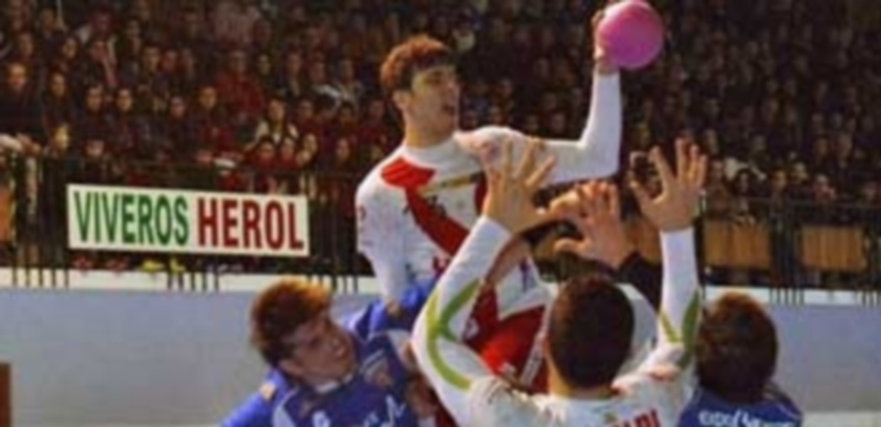 David Fernández pasa la pelota en el partido disputado en enero en Nava contra el Atlético Valladolid. / Amador Marugán