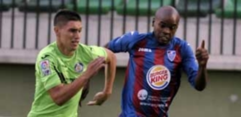 Bertó tiene todo preparado para conseguir los primeros tres puntos 1 El delantero de la Gimnástica Segoviana intenta librarse por velocidad de un jugador del Getafe. / Juan Martín