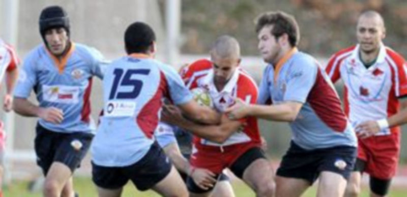 Jugada del partido del sábado entre el Azulejos Tabanera Lobos y el Aranda Rugby Club. / Juan Martín