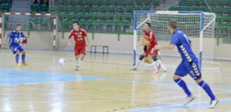 Edu inicia la jugada ofensiva con Carlos Muñoz a su lado en el partido ante el Inter B. / CRISTINA YUSTA
