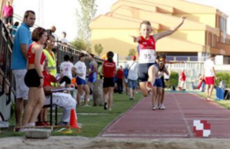 Una de las participantes en la prueba de salto de longitud en pleno vuelo durante uno de sus intentos. / Diego de Miguel
