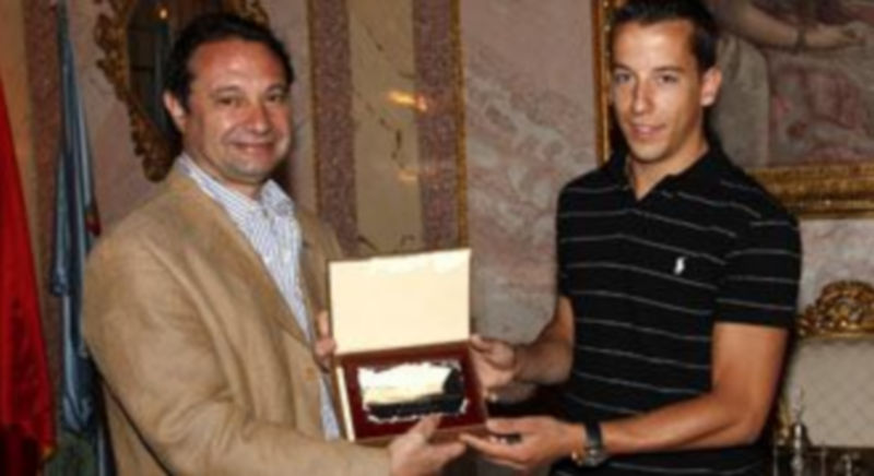 El alcalde Pedro Arahuetes entrega la placa de reconocimiento al jugador segoviano Lin. / Diego de Miguel
