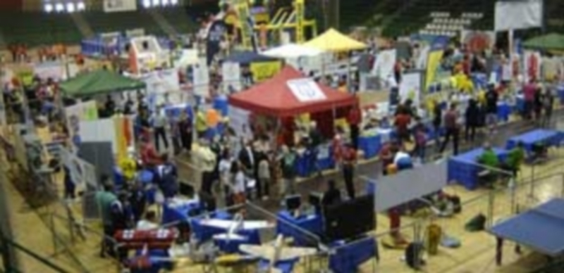 El pabellón municipal Pedro Delgado fue el escenario de la primera edición de la feria ‘Expodeporte’. / Elena Peña