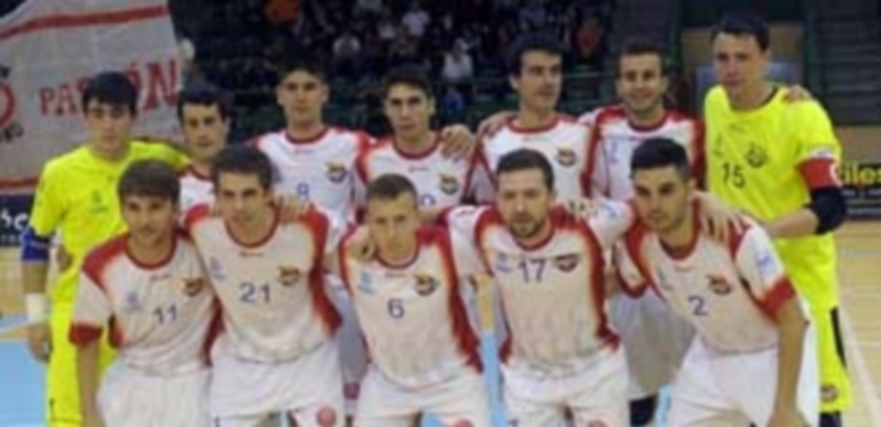 La plantilla del Segovia Futsal posa antes del partido disputado en abril en el Pedro Delgado ante Antequera / Kamarero