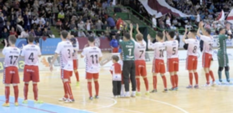 Los jugadores del Naturpellet agradecen a su afición el apoyo brindado durante un partido del curso pasado. / KAMARERO