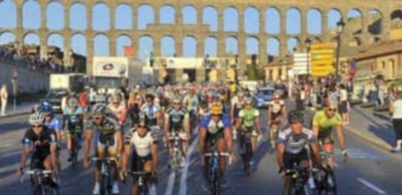 Momento de la salida en el Acueducto de la Marcha Cicloturista de Pedro Delgado en la edición de 2013. / Kamarero