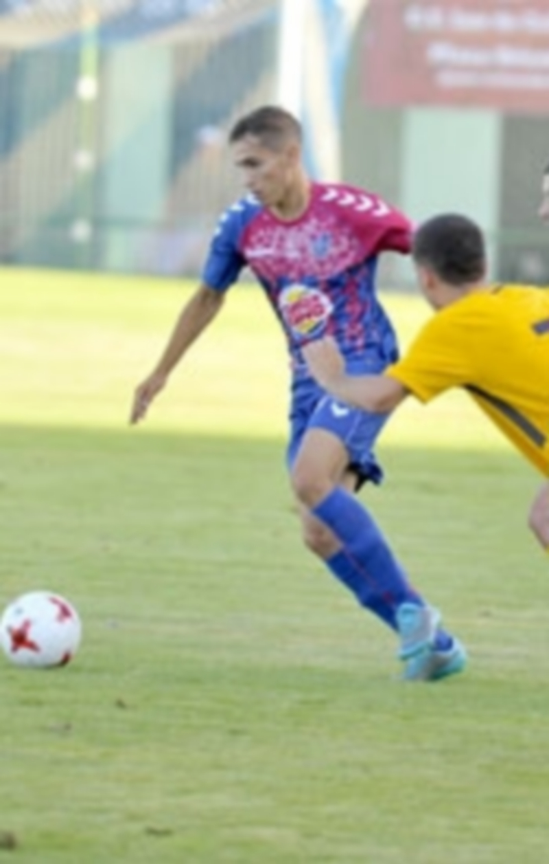 Ganas de ganar 1 El jugador de la Gimnástica Segoviana Guille Duque disputa un balón frente a dos rivales del Atlético de Madrid. / KAMARERO