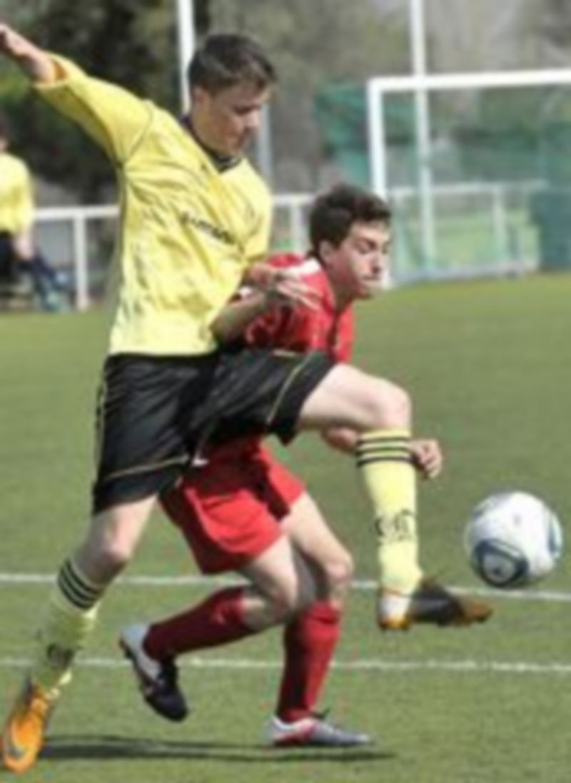 Un jugador del Quintanar se anticipa a un rival del Navega durante el encuentro de ayer. / kamarero