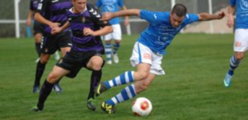 Adrián consigue superar a un contrario en un momento del encuentro jugado en el campo de El Hospital. / Lara Mazagatos