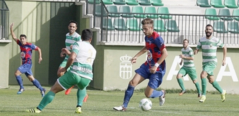 Aliento para creer 1 El jugador de la Segoviana Dani Calleja encara a un rival de La Virgen del Camino. / NEREA LLORENTE