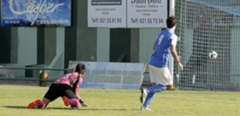 El Unami se lleva el derbi 1 El delantero del Unami Morales bate al portero de El Espinar Aaron. / NEREA LLORENTE