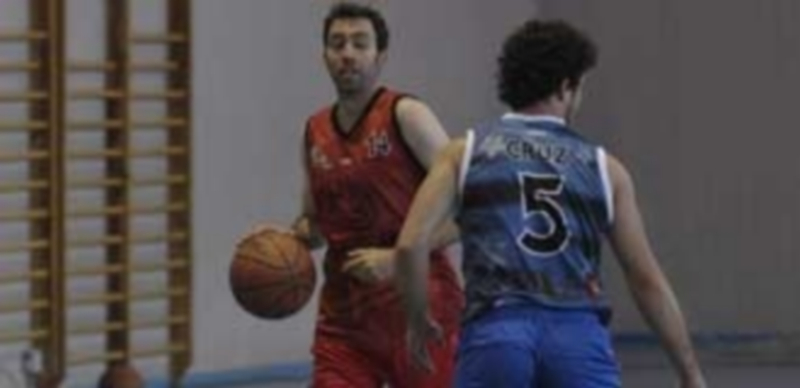 Un momento del campus dirigido por el baloncestista segoviano Pedro Rivero en el pabellón María Martín / El Adelantado