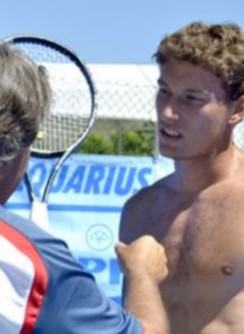 Andrés Artuñedo escucha los consejos de su entrenador. / Pedro L. Merino