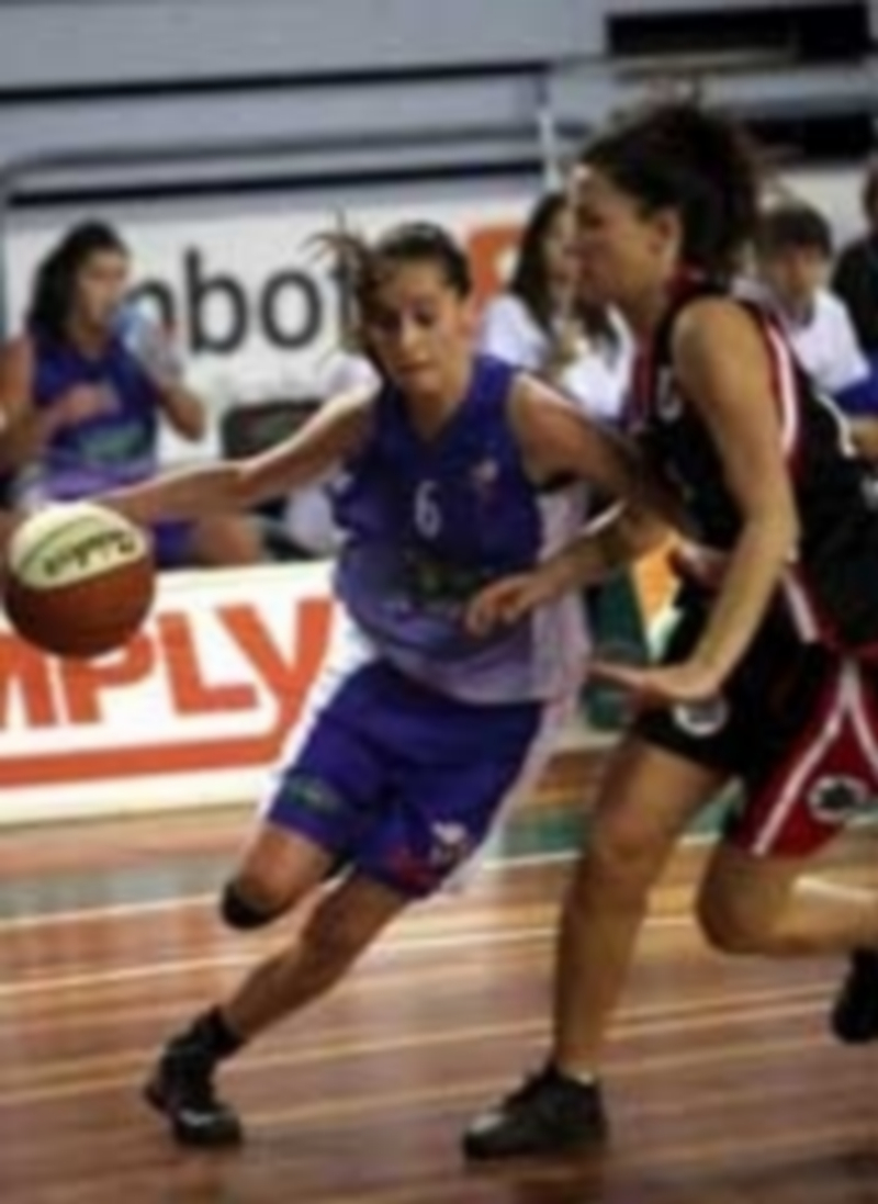 Nerea Larrazábal 8izquierda) durante un partido con el Gernika Bizkaia. / E. A.