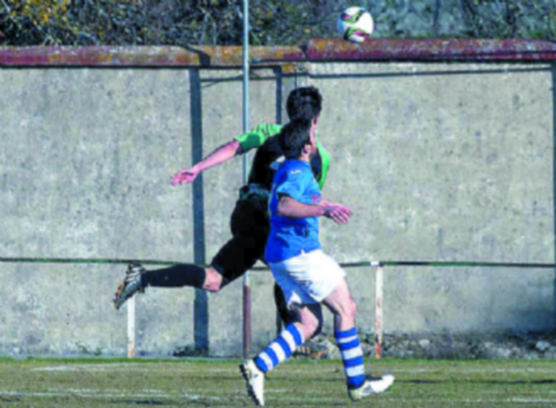 Un jugador de El Espinar y un rival luchan por un balón dividido. / ÁFRICA OLAYA