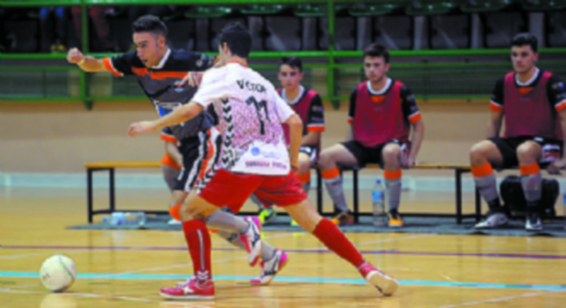 Carlos Cuadrado intenta marcharse de la presión de Víctor Fernández. / KAMARERO