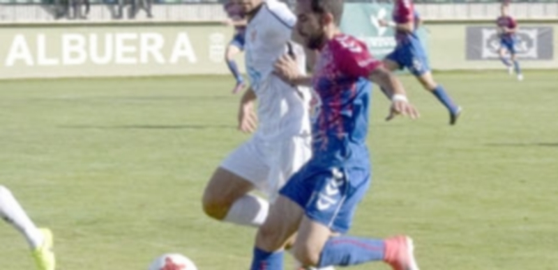 Kike intenta superar por velocidad a un defensa en un contragolpe. / MARTA HERRERO