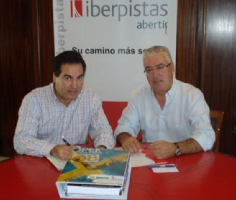 Javier Martínez y José Antonio López Casas en el momento de la firma. / E. A.