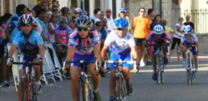 Los ciclistas alevines pasan por la línea de meta. / El Adelantado