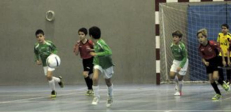 Imagen de una jugada de un partido de ayer el Memorial Félix Martín ‘El Botas’. / Alberto Benavente