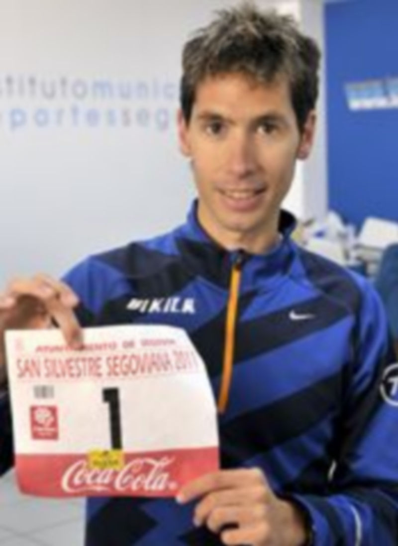 Varias personas recogen sus dorsales en el Centro Cívico de Nueva Segovia. / A.B.