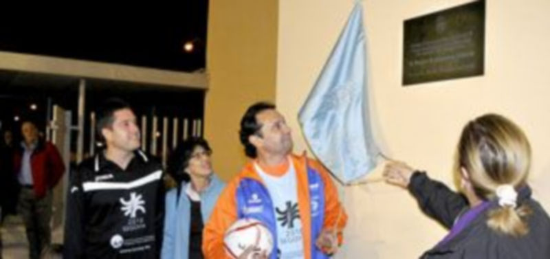 Instante del descubrimiento de la placa conmemorativa del nuevo campo de fútbol siete de Nueva Segovia. / Juan Martín