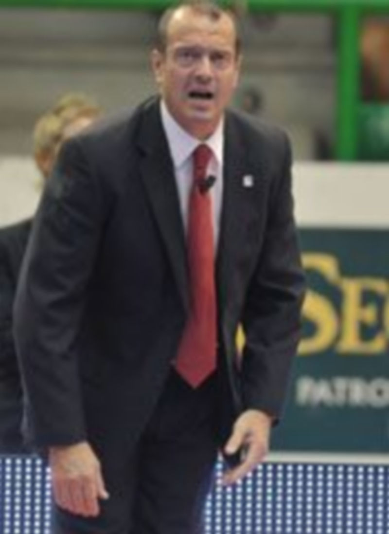 El entrenador Jesús Velasco realiza un gesto desde la banda. / Juan Martín