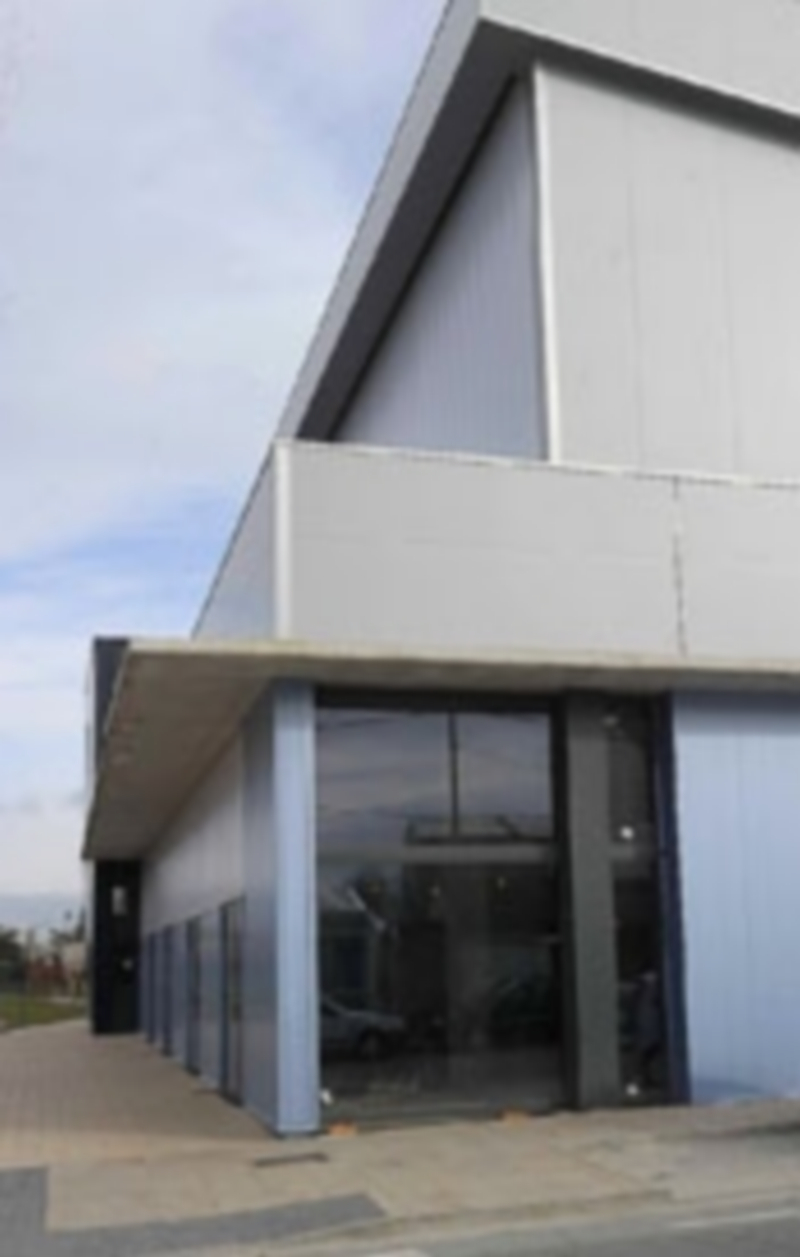 Nava vuelve a la carga intentando que se finalicen las obras de su pabellón 1 Parte lateral del inacabado pabellón de Nava./ kamarero