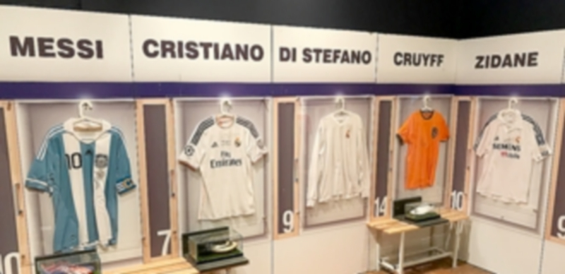 Vicente del Bosque, Enrique Cerezo y Rafa Pascual, en la inauguración del museo 1 Recreación de un vestuario de fútbol del museo ‘Leyendas del Deporte’ con camisetas de futbolistas históricos. / E.A.