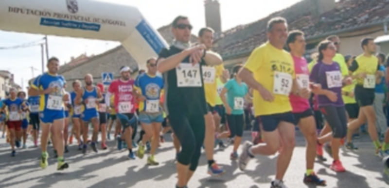 Salida de la décima prueba del circuito provincial pedestre desde la Plaza Mayor de la localidad de Espirdo . / A.M.