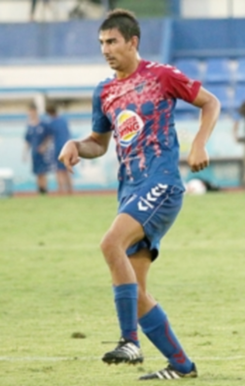 A pensar en la Liga con la actitud de Copa 1 El defensa central de la Gimnástica Segoviana Javi Marcos se disputa a controlar un balón durante un partido. / JUAN ZAMORA