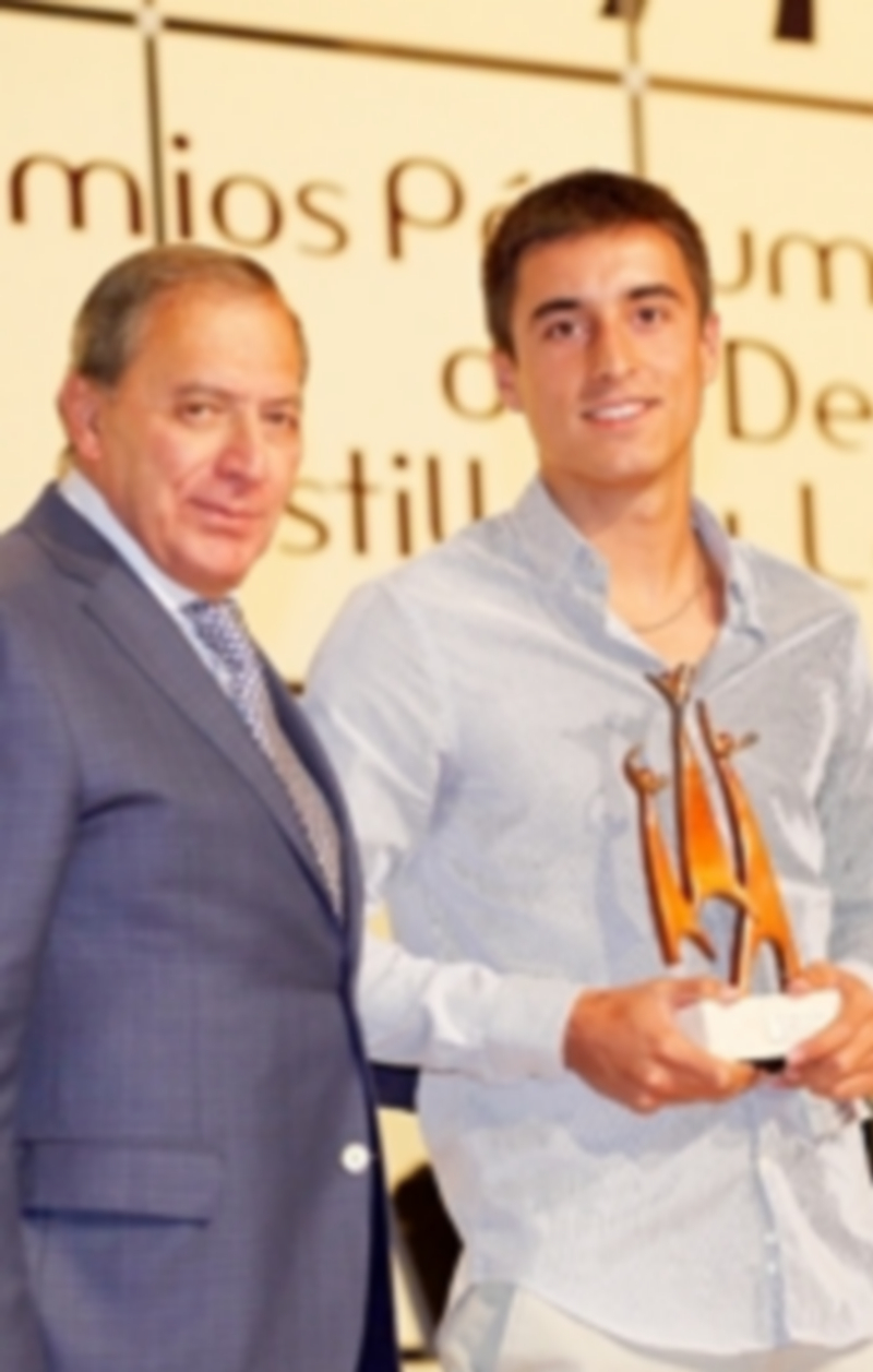 Carlos Baeza, premio Pódium al mejor deportista promesa de Castilla y León 1 El pelotari de Vallelado Carlos Baeza (derecha)