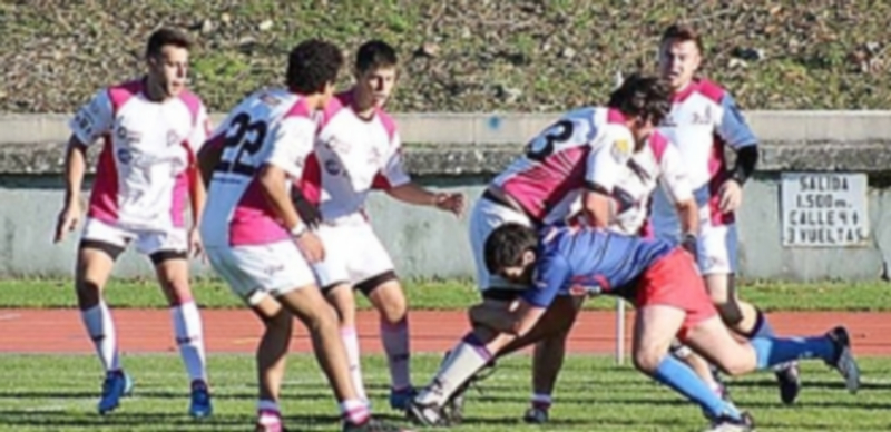 El BigMat Lobos inicia la liga derrotando claramente al Quijote 1 Un jugador de los Lobos placa a su oponente del Quijote