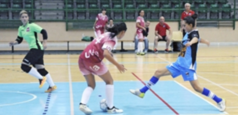 Formación, valores y alto rendimiento 1 Una jugadora del Segosala presiona a una rival de la Universidad de Valladolid