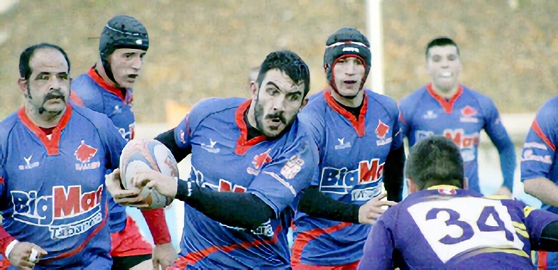 El BigMat Lobos pierde en casa su primer partido de la temporada 1 El jugador del BigMat Lobos intenta progresar secundado por sus compañeros en un momento del encuentro ante el Guadalajara. / EL ADELANTADO