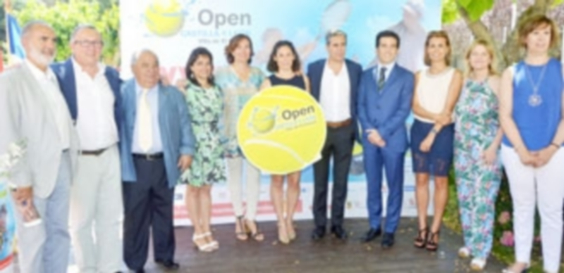 Foto de familia de los miembros de la organización del Open Castilla y León junto a los representantes de las instituciones locales