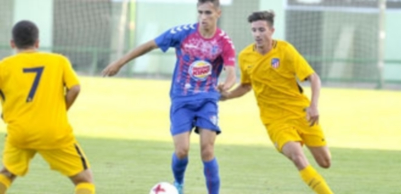 Una pretemporada exitosa 1 Guille intenta irse de varios jugadores rojiblancos del encuentro disputado el pasado mes de julio contra el Atlético de Madrid B. / KAMARERO