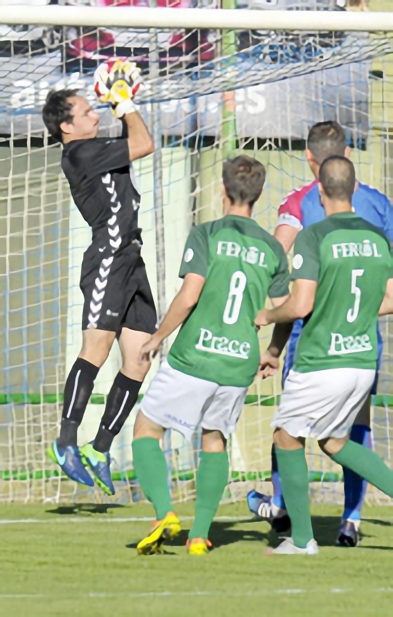 El guardameta de la Gimnástica Segoviana Pablo detiene un balón por alto en el partido frente al Racing Ferrol. / KAMARERO