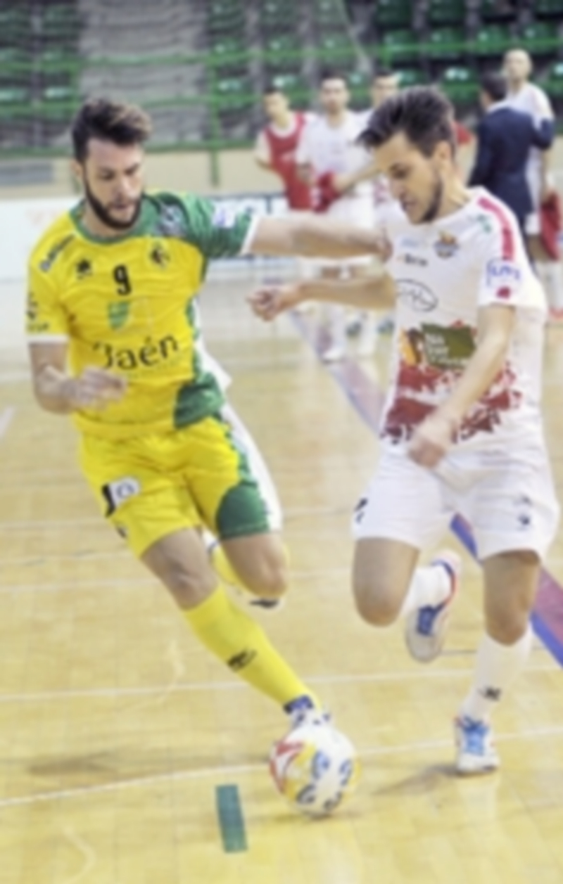 El ala Álex Fuentes intenta superar la presión de un rival del Jaén Paraíso Interior en el pabellón Pedro Delgado. / KAMARERO