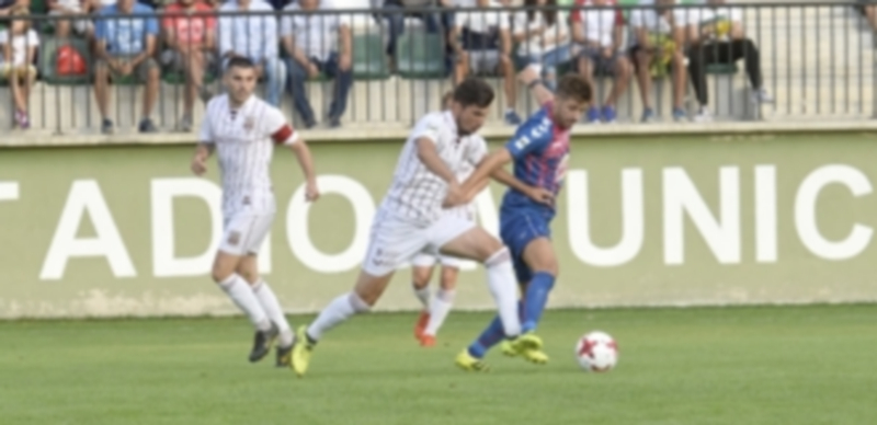 2.400 kilómetros en cuatro días 1 El atacante de la Gimnástica Segoviana Dani Calleja disputa un balón frente a un rival del Pontevedra. / MARTA HERRERO