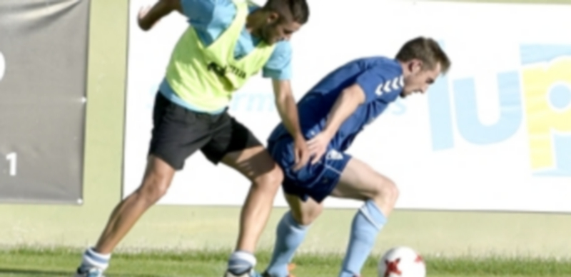 Más que un entrenamiento 1 El componente del Unami CP Alcubilla presiona la posesión del atacante de la Gimnástica Segoviana Dani Arribas. / MARTA HERRERO