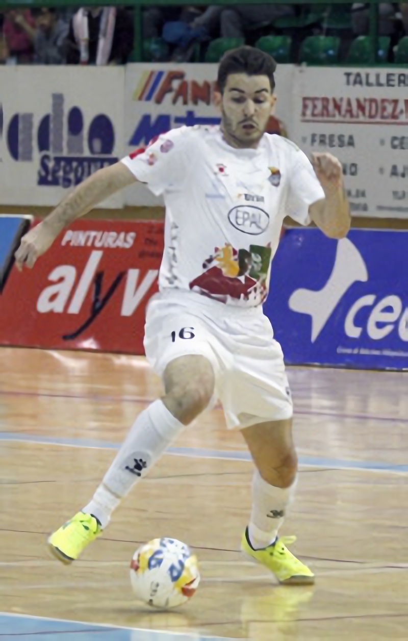 Javi Alonso sobre todos 1 Javi Alonso encara a un defensor en un encuentro jugado por el Naturpellet en el Pedro Delgado. / NEREA LLORENTE