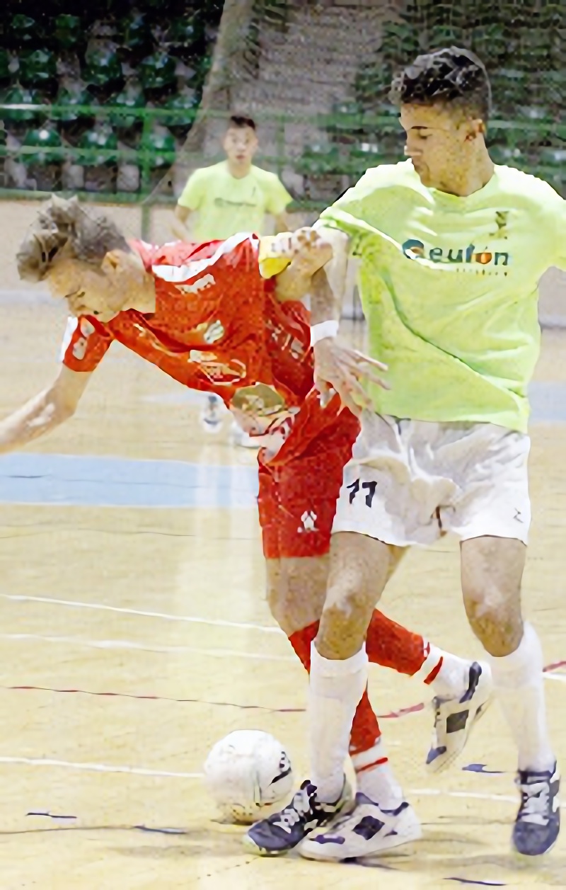 El capitán del Naturpellet Sancris intenta salir de la presión ejercida por el jugador del Cuéllar Sergio Llorente. / NEREA LLORENTE