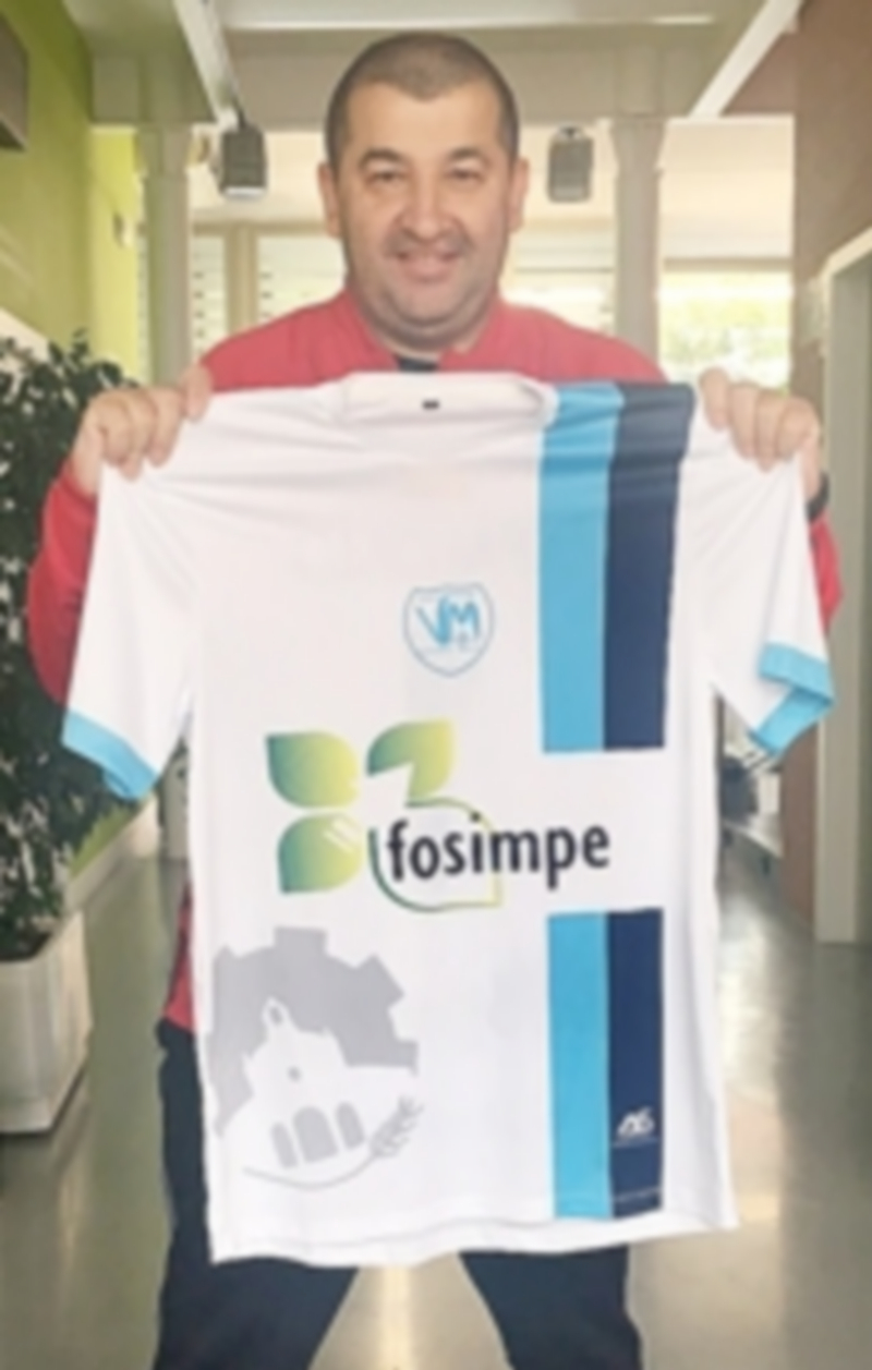 La escuela del FS Valverde ficha al entrenador César Arcones 1 El entrenador César Arcones posa con la camiseta del FS Valverde. / FS VALVERDE